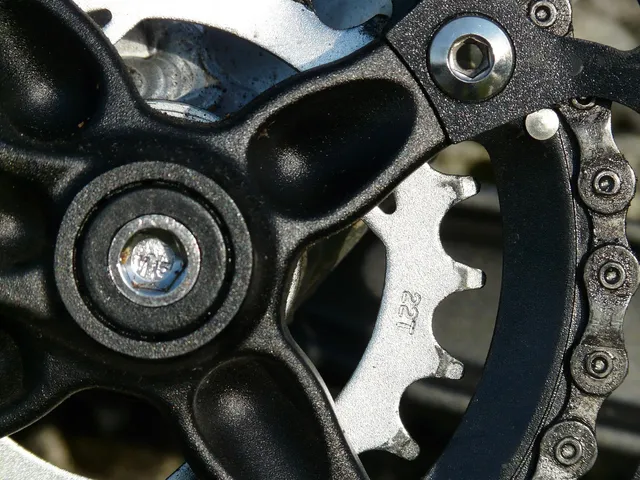 ADHESIVE CHAIN LUBRICANT SPRAY  